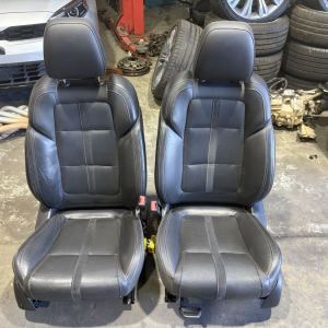 VF 2 SSV Sedan Black leather front seats