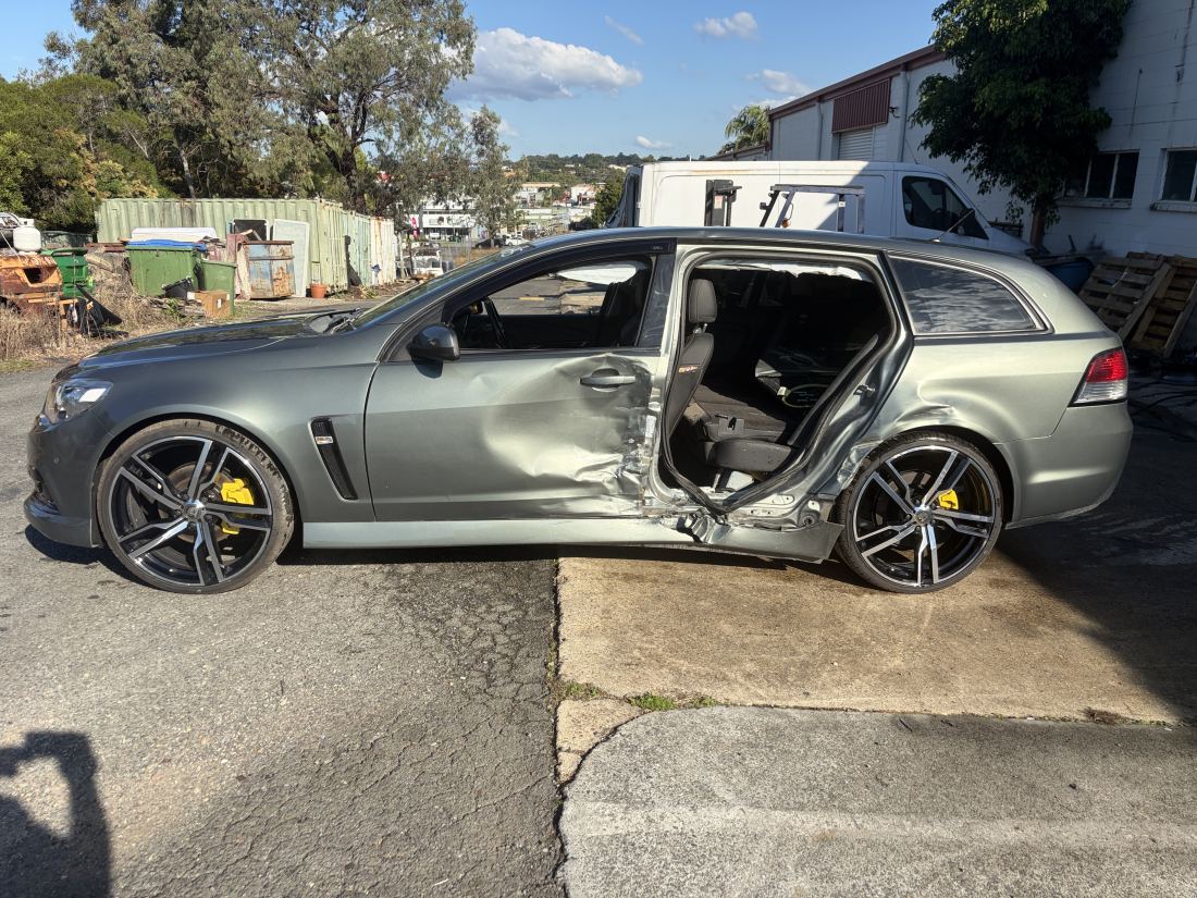 Wrecking VF SS Sportswagon 6.0 L77 V8 Auto 204ks. Most parts available - Image 2