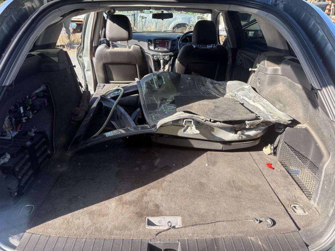 Wrecking VF SS Sportswagon 6.0 L77 V8 Auto 204ks. Most parts available - Image 4