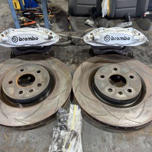 VE HSV E2 GXP Maloo SSV Redline Front 4 pot Brembo brakes with slotted rotors